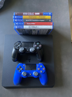 Playstation 4(1 terabite),2 djojstika,5 igrica