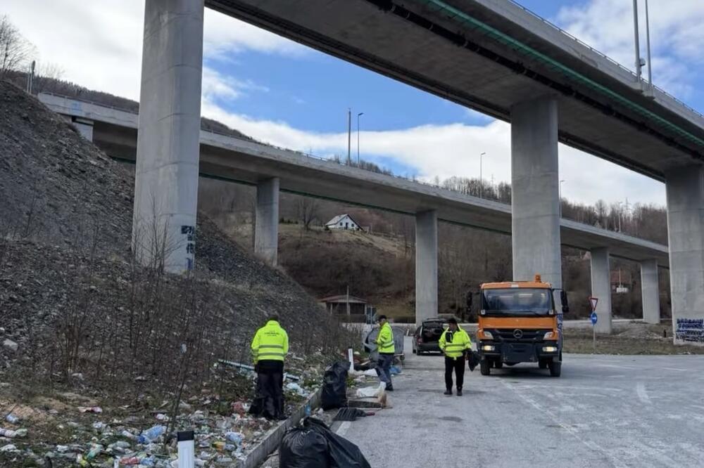 Počela akcija čišćenja: Velike količine otpada uz put Mateševo &ndash; Kolašin