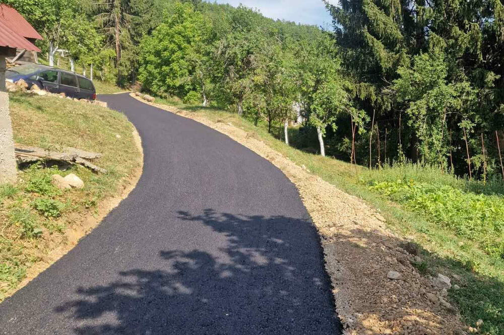 Počela sanacija seoskog puta u Bijelom Polju
