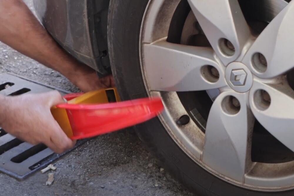 Podgorica: Ako dugujete Parking servisu ili nemate tablice, vozilo vam može biti blokirano "kandžama"