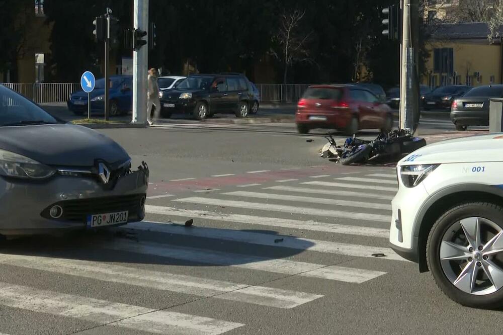 Podgorica: Saobraćajna nezgoda kod Trgovinske škole, motociklista prevezen na ukazivanje ljekarske pomoći