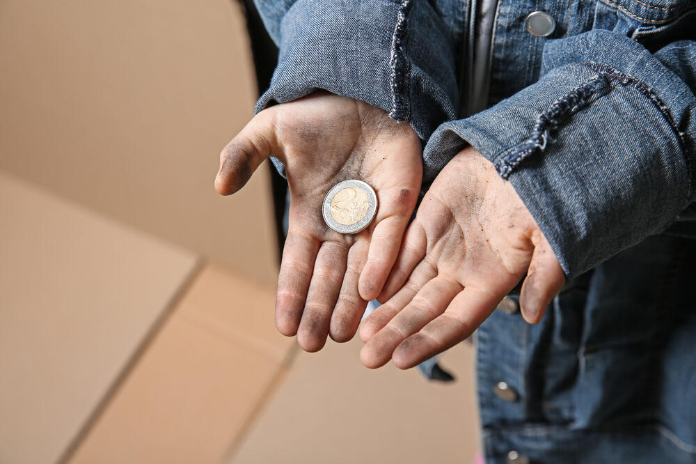 Podgorica: Uhapšena ženska osoba osumnjičena da je djecu prisiljavanja na prosjačenje