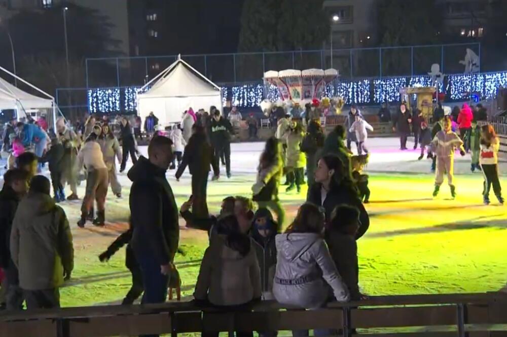 Podgoričko klizalište privlači posjetioce svih generacija: Mališani brzo savladavaju led