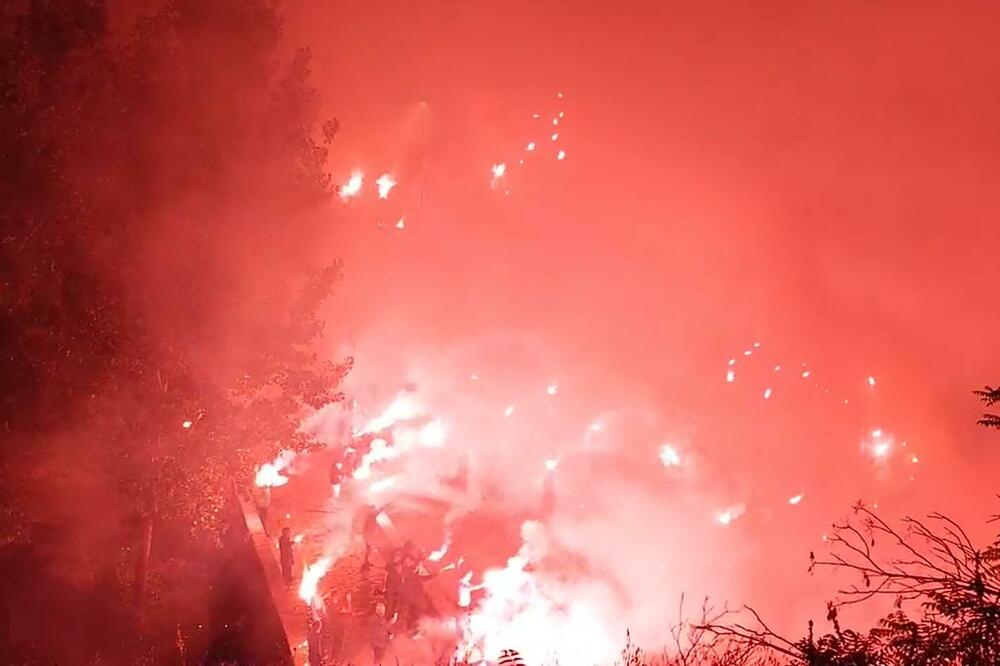 Pogledajte bakljadu na Sastavcima u Podgorici povodom Dana nezavisnosti