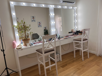 Poklanjam dva ogledala i stolove