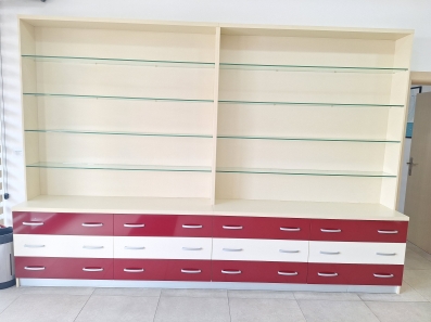 Polica u odličnom stanju