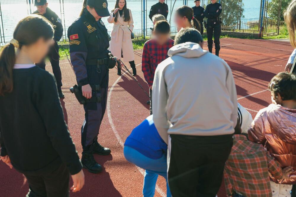 Policajci posjetili mališane u Dječjem domu "Mladost" u Bijeloj, službeni psi posebno izazvali pažnju djece