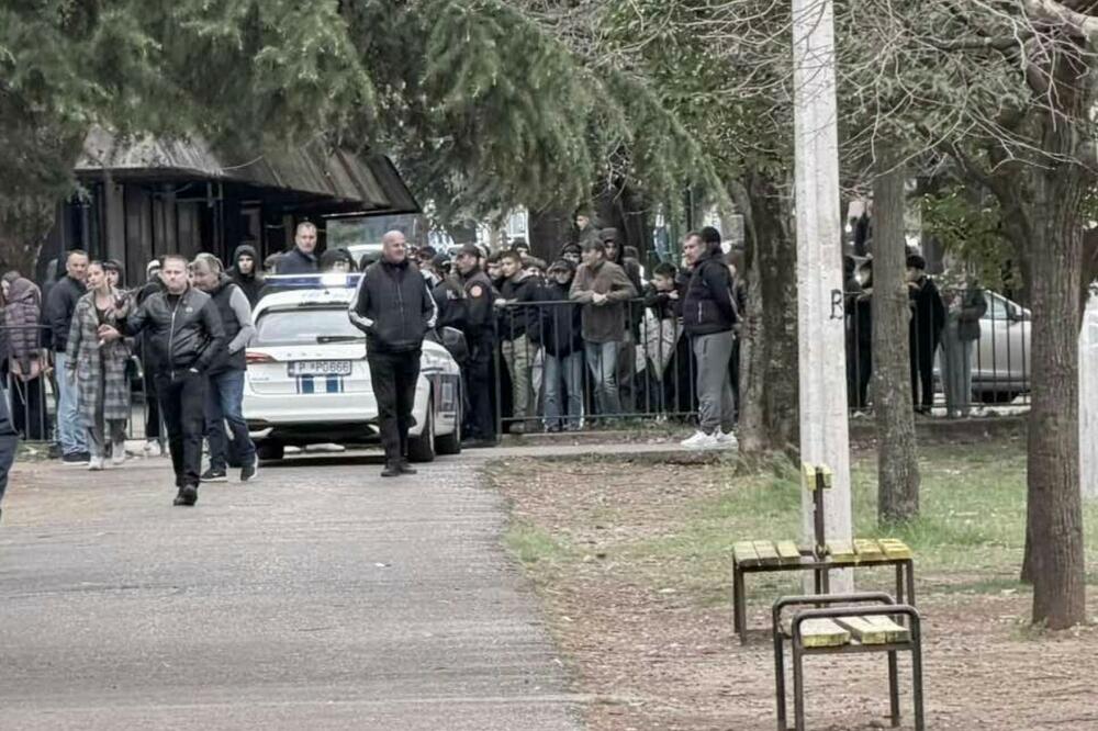 Policija čuvala djecu od djece tokom gradskog školskog odbojkaškog turnira