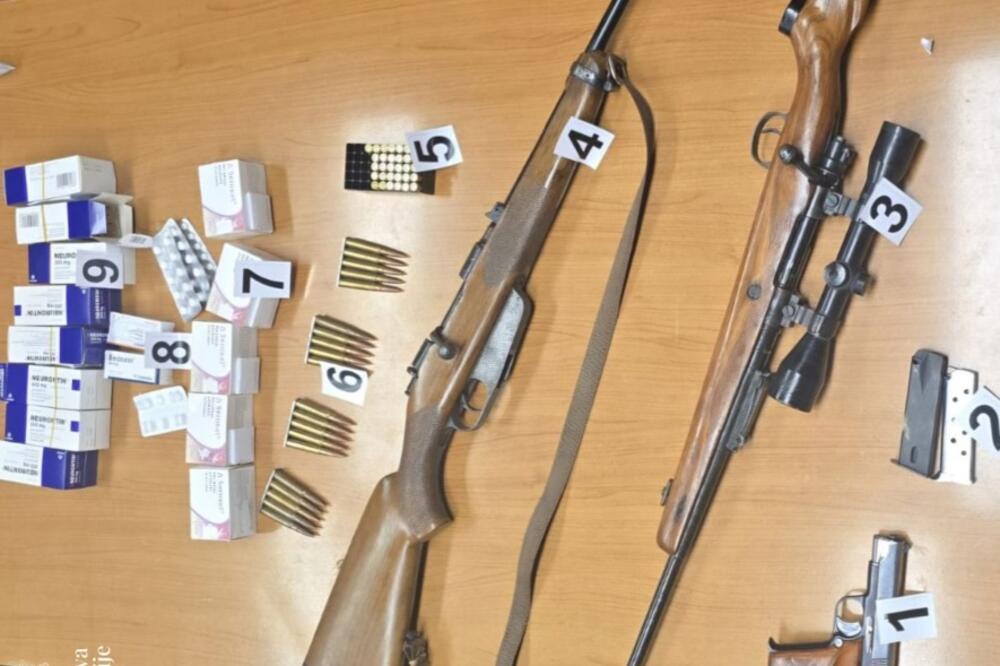 Policija od Andrijevčanina oduzela pištolj, lovački karabin, pušku, 51 metak i preko 500 tableta