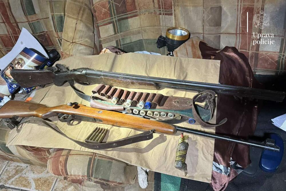 Policija u Danilovgradu uhapsila jednu osobu, oduzete puške, municija i predmet nalik na eksplozivnu napravu