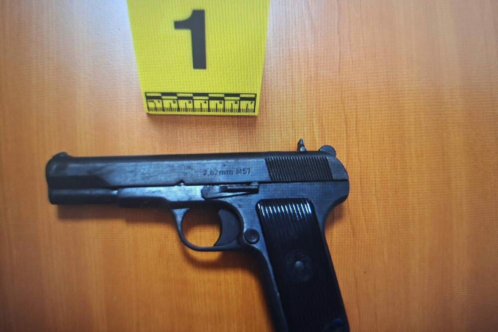 Policija u Rožajama oduzela pištolj i tablete sa liste opijata