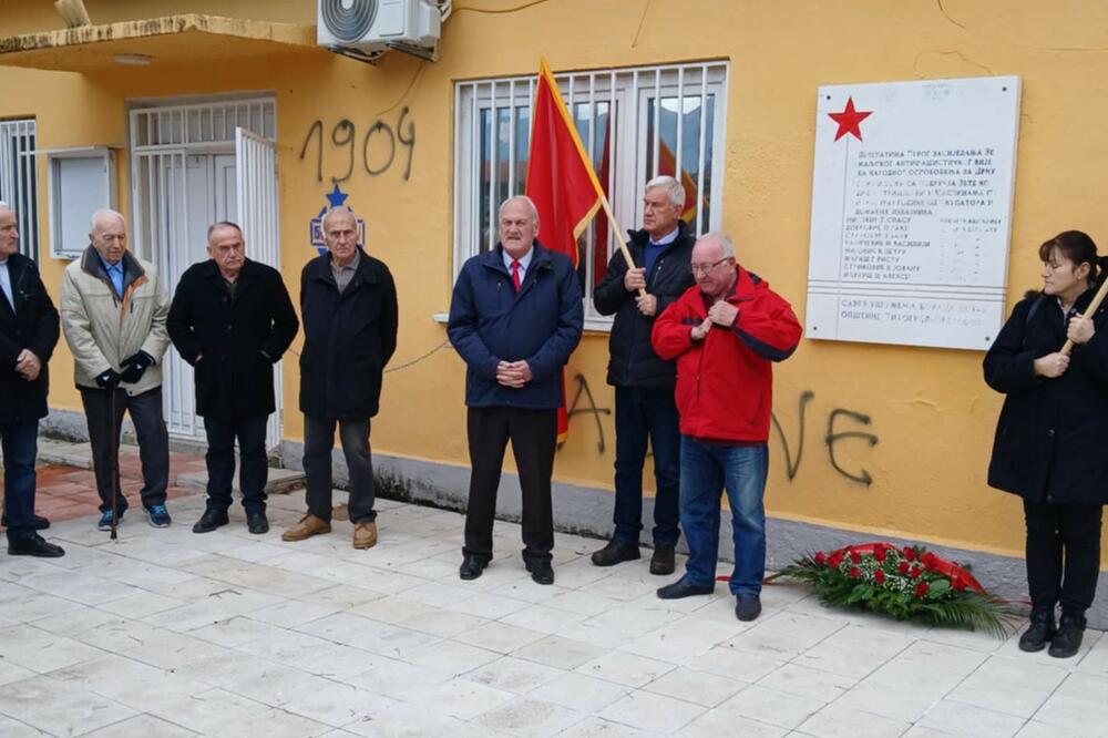 Položili cvijeće na spomen ploči palim zetskim rodoljubima 1943. godine: Da se nikad ne ponovi strijeljanje nedužnih