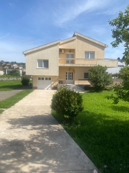 Porodična kuća za izdavanje u Maslinama.