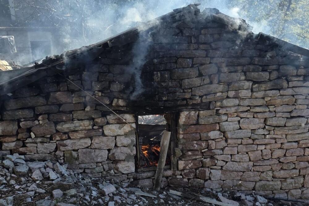 Požar kod Tivta, izgorio pomoćni objekat