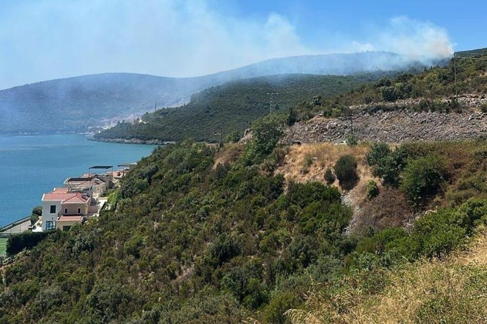 Požar na Luštici: Stanje je bolje i stabilnije, vatru gasi i helikopter MUP-a