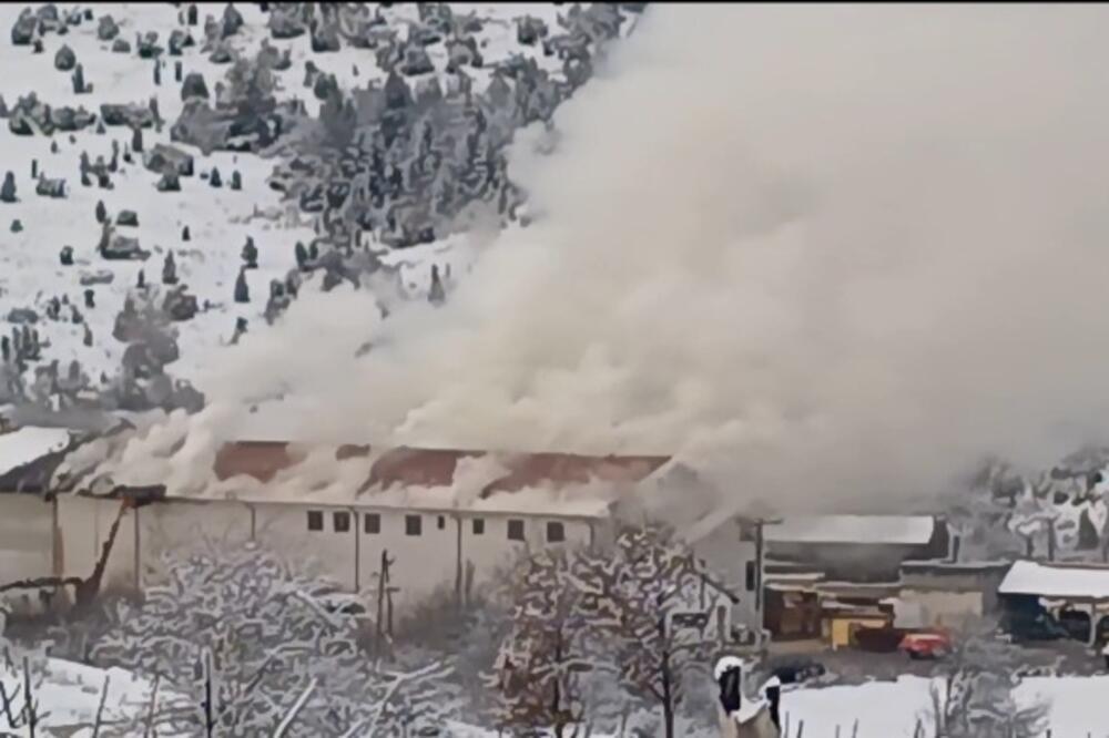 Požar u fabrici u Pljevljima - plamen zahvatio krov objekta, spriječeno širenje vatre