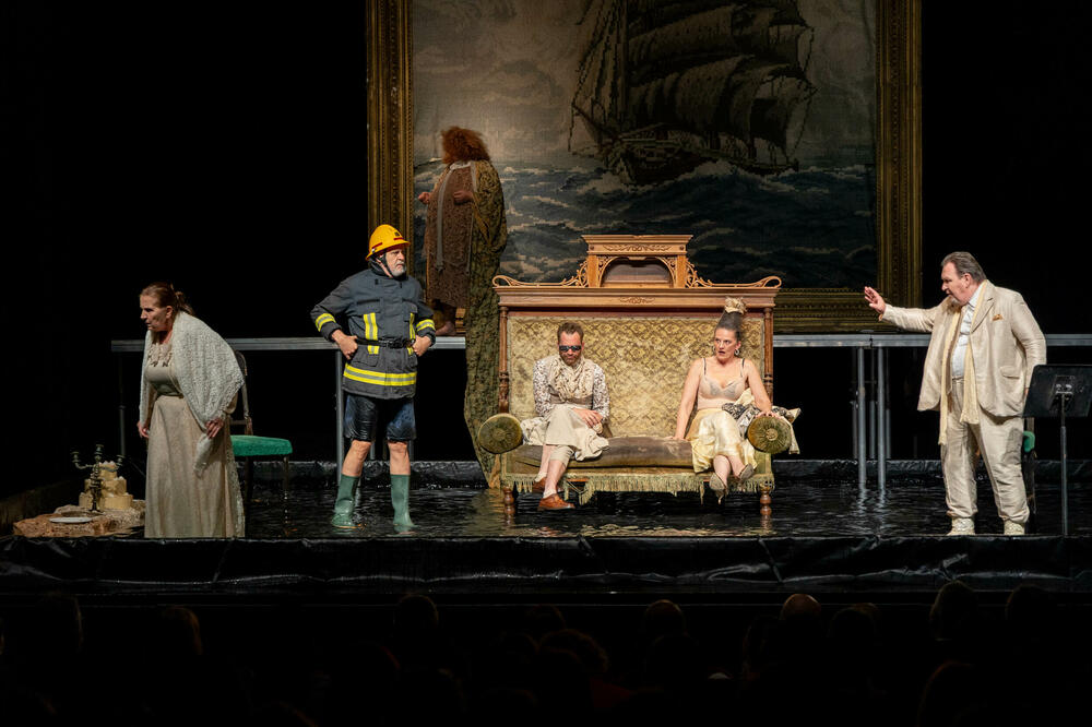 Pozorišni festival RUTA u Tivtu otvoren predstavom "Ćelava pjevačica"