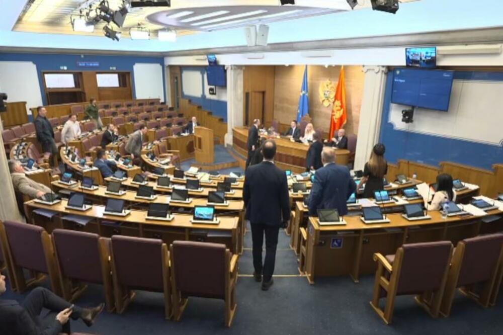 Prekinuta sjednica Skupštine, poslanici prišli Pejovićevom stolu nakon što je oduzeo riječ Aleksandri Vuković Kuč