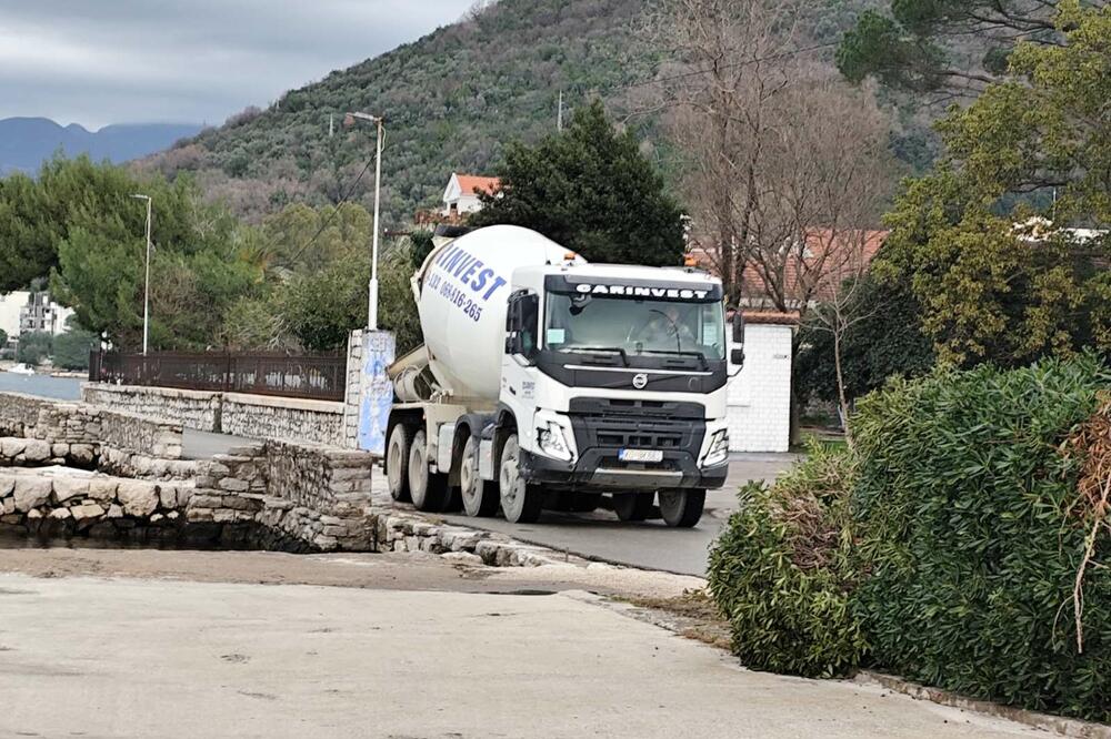 Preko 1.000 eura kazne za Carinvest, mikseri u Tivtu prevozili nedozvoljenu težinu tereta i devastirali javnu površinu