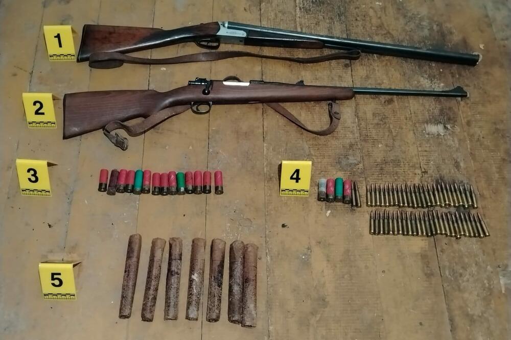 Pretresi u Podgorici i Danilovgradu, oduzeto više komada oružja, uhapšena jedna osoba