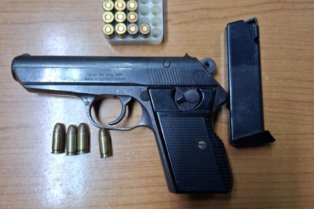 Pretresom u Petnjici pronađeni pištolj i municija u ilegalnom posjedu