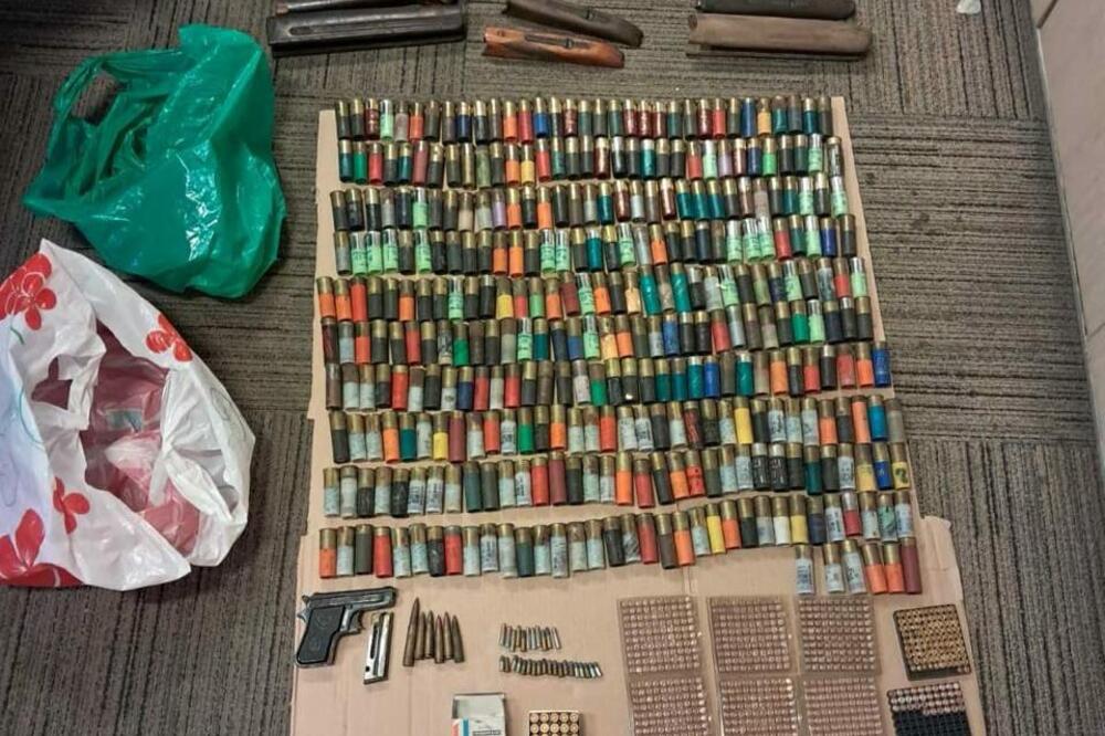 Pretresom u Zeti oduzeto više komada oružja, municija, mašina za pravljenje municije, uhapšena jedna osoba