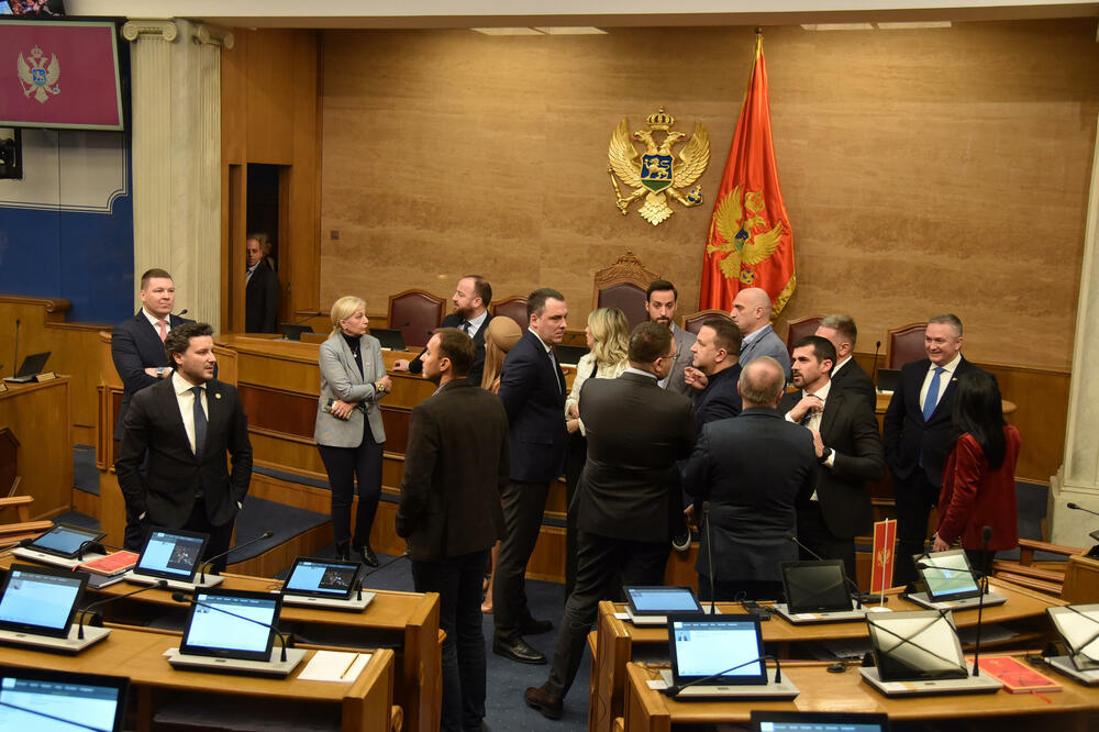 Priznati greške, prokazati grešne: Šta je opoziciji potrebno da uradi da bi se ozbiljnije suprotstavila vlasti