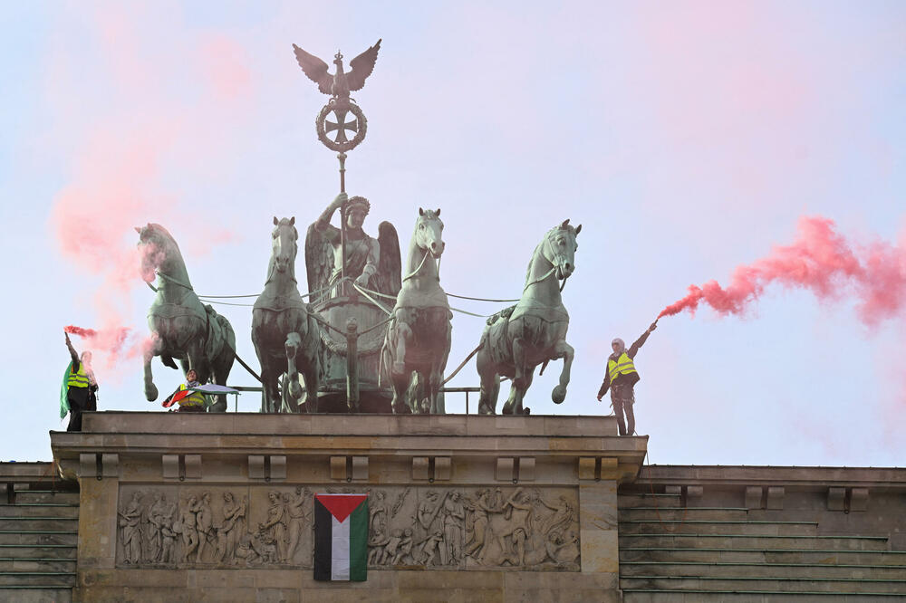 Pro-palestinski aktivisti se popeli na Brandenburšku kapiju u Berlinu: "Nikad više genocid"