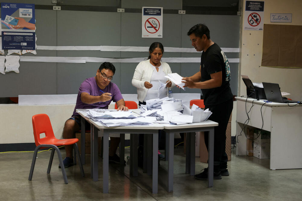 Problemi s brojanjem glasova na izborima u Peruu, glasanje se nastavlja danas