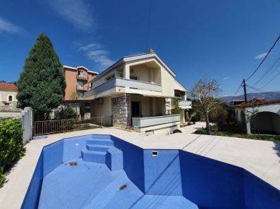 Prodaja, kuca 200m2 + plac 500m2 + bazen