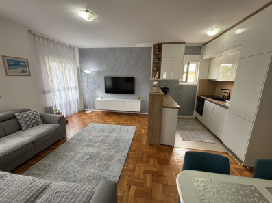 Prodaja, namjesten jednosoban stan 46m2+parking