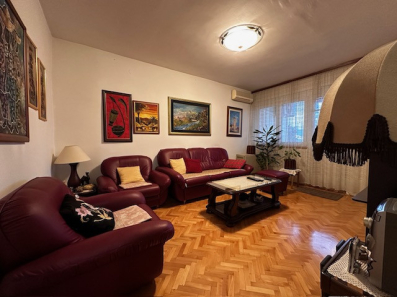 Prodaja trosobnog nenamjestenog stana