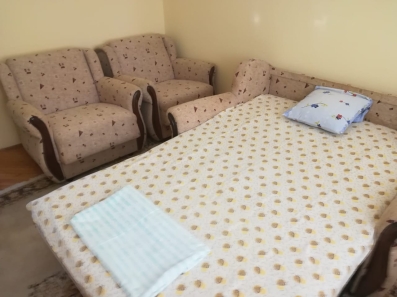 Prodaje se dvosjed i dvije fotelje