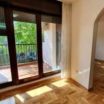 Prodaje se dvosoban, komforan stan od 82m2 smješten na prvom spratu. Nalazi se na Zabjelu u Lamelama