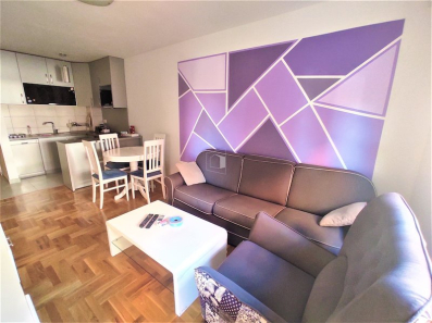 Prodaje se dvosoban namješten stan, površine 56m2, kod Krivog mosta u Podgorici.