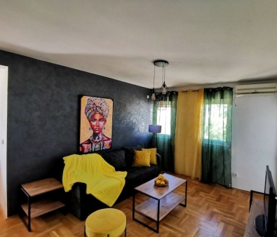Prodaje se dvosoban stan, površine 54m2, u Centru grada, u Podgorici.