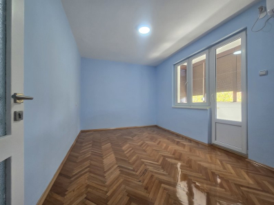 Prodaje se dvosoban stan, površine 75 m2, u dijelu grada Preko Morače u Podgorici.