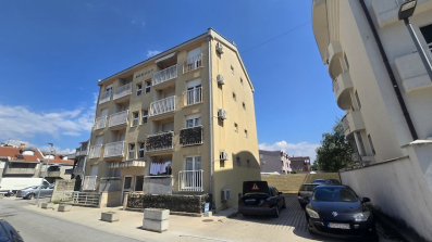 Prodaje se dvosoban stan povrsine 53m2 ( u LN upisano 52m2), u manjoj zgradi u blizini Volija-a na Starom aerodromu, u Podgorici. 