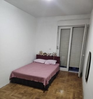 Prodaje se jednosoban namješten stan na Starom aerodromu. Stan ima 37 m2, a nalazi se na 5. spratu o