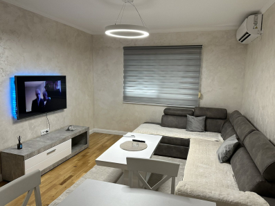 Prodaje se jednosoban namješten stan na Zabjelu. Ima površinu od 41 m2, a nalazi se na 1. spratu