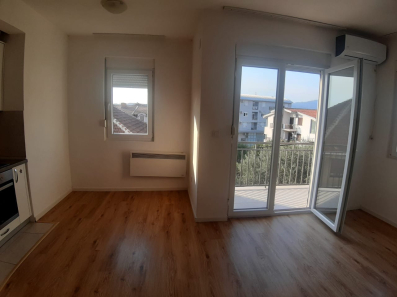 Prodaje se jednosoban stan na Starom aerodromu.  Ima površinu od 48 m2,2 terase,2 sprat. Cijena je 8
