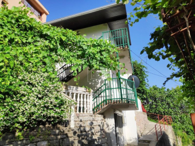  Prodaje se kuća, površine 90m2, u mjestu Maine u Budvi.