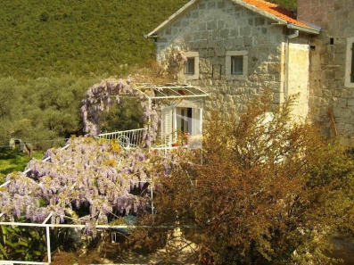 Prodaje se kuća, površine 77m2, u mjestu Žanjice u Herceg Novom.