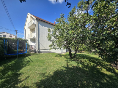 Prodaje se kuća, površine 300 m2 u naselju Zagorič, u Podgorici.