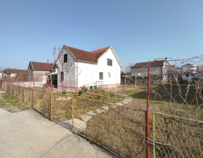 Prodaje se kuća, ukupne površine 106m2, na Starom aerodormu u Podgorici.