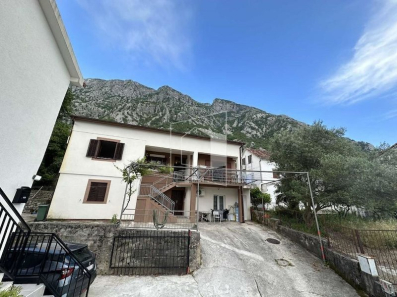 Prodaje se kuća, ukupne površine 350m2, u mjestu Ljuta u Kotoru.