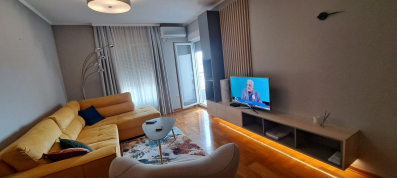 Prodaje se lux namješten jednosoban stan od 53m2 - Zabjelo, Podgorica
