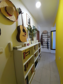 Prodaje se namjesten jednosoban stan 48m2 u novijoj zgradi na Starom Aerodromu iza TC Forum. Zgrada