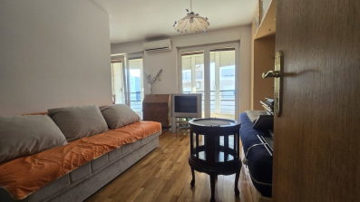 Prodaje se namještena garsonjera, površine 38 m2, u naselju Ljubović u Podgorici.