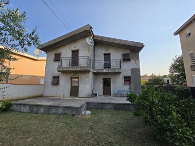 Prodaje se namještena kuća, površine 152 m2, u naselju Zabjelo u Podgorici.